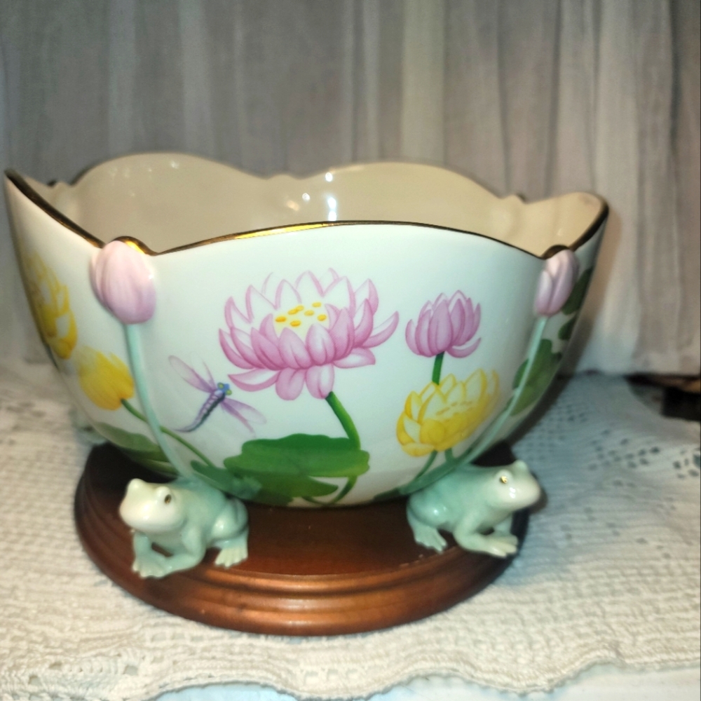 Lenox Fanciful Frog Bowl It is missing one frog as shown in picture.
